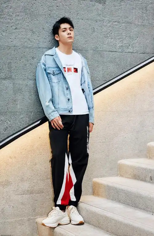 男艺人曾舜晞休闲帅气时尚街拍