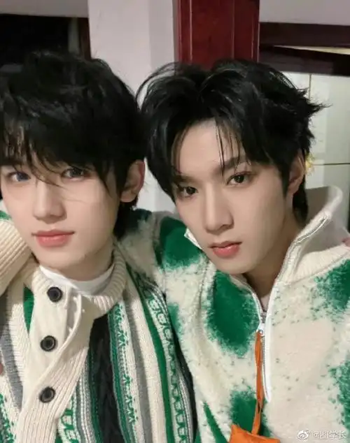 直播#两个人的感情是真好啊^o^~请刘耀文和宋亚轩把合照交出来啊哈!