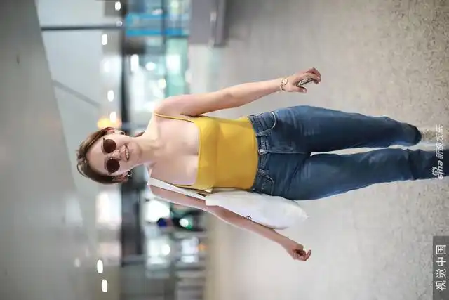 8/11新浪娱乐讯 7月31日,热依扎一身黄色低胸吊带装现身上海机场,十分