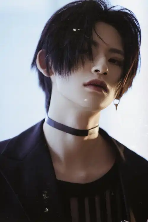 小鬼黑发中分造型##小鬼王琳凯超炸舞台