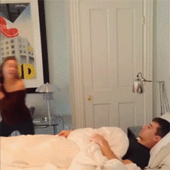 起床泼水女汉子wakeup还不起gif动图_动态图_表情包下载_soogif