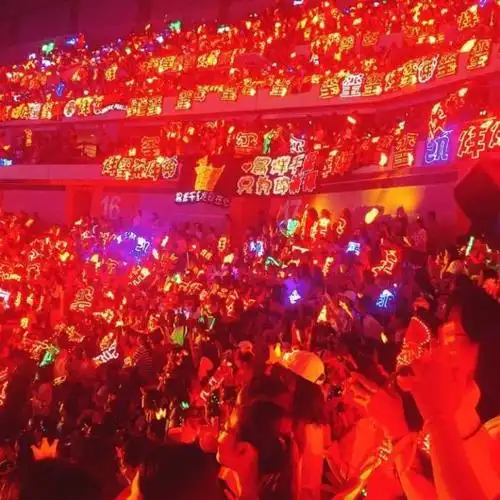 tfboys组合四周年演唱会 粉丝应援红海真的是厉害了