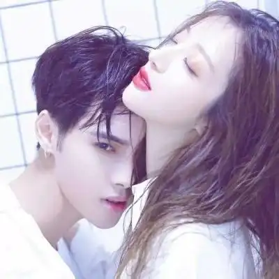 情侣头像老人说对视的两个人眼神最先躲避的那个人最深情