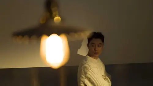 朱亚文杂志新封曝光 于秋凉中呈现大片质感