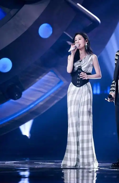 张碧晨当妈后身材恢复真好穿格子裙勒出蛮腰状态仍像小姑娘