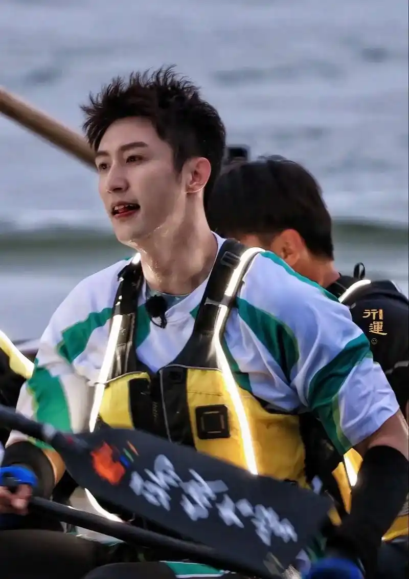 我的哥 龙舟浆手 勇闯赛场#黄景瑜 #极限挑战第十季 帅爆 - 抖音