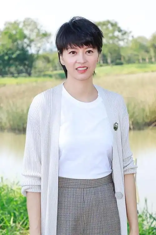 梁咏琪短发还是那么甜虽然穿着简约但很清爽一点看不出年纪感