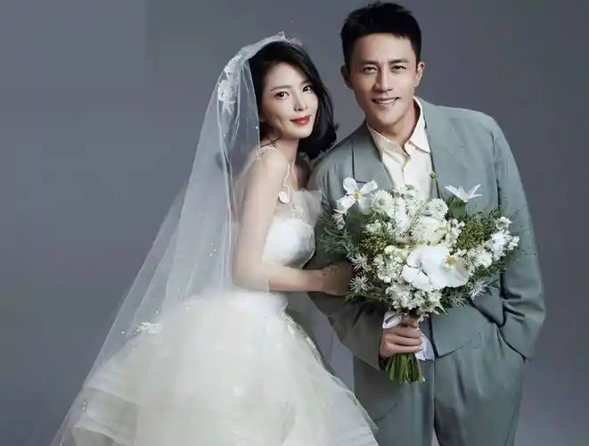 杜淳带女儿小区内玩耍,1岁蛋饺皮肤白皙一头黄发,漂亮如洋娃娃_王灿