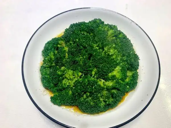 待西兰花根部微透捞出摆盘,淋上蒸鱼酱油,少许