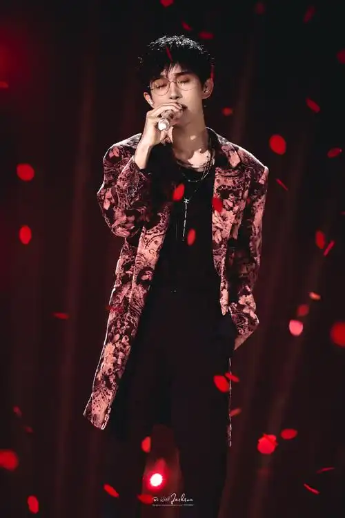 易烊千玺舞台直拍##易烊千玺 限定玫瑰