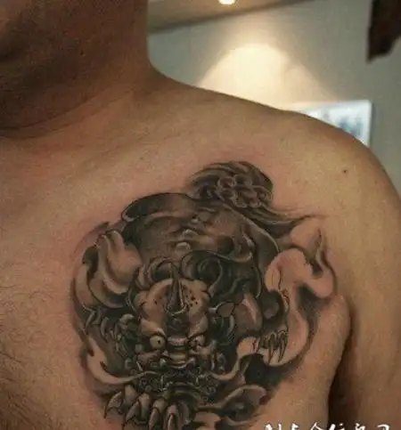 胸前精美的独角貔貅纹身图案