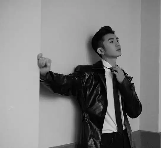 霸总撩人动作扯领带,肖战,蔡徐坤,朱一龙,李现谁帅?