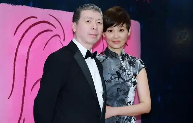 冯小刚的梦中情人和华晨宇睡在一张床,52岁的许晴为什么至今单身