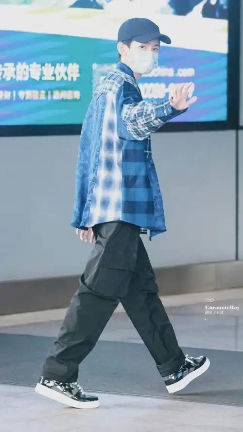 王源笑脸羽绒服私服穿搭路透##王源黑色羽绒服造型路透