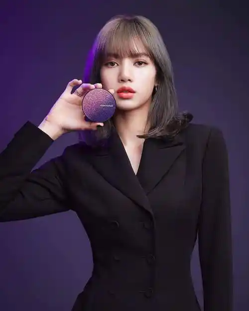 blackpink lisa凭借着她敏锐的面部特征和高冷的态度,黑色西装更是