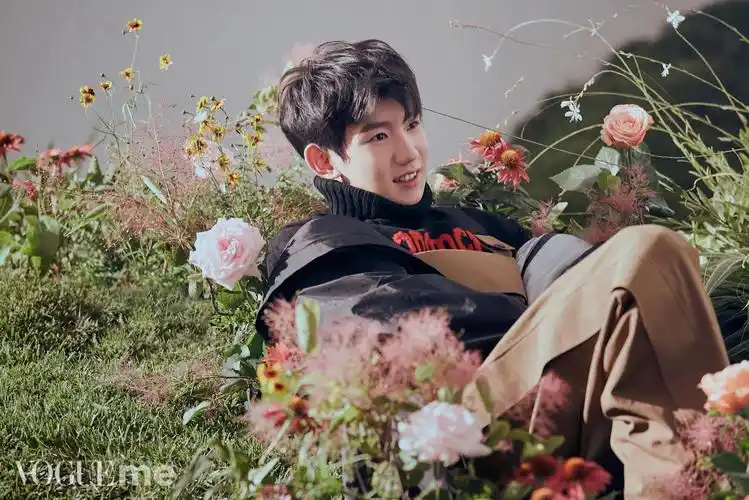 环绕的少年,清新帅气又充满活力,最后笑容甜度超标了～@tfboys-王源