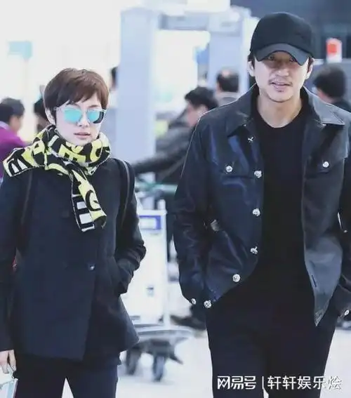 孙俪邓超穿情侣装走机场