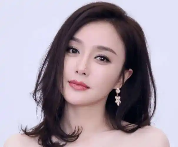 出道十八年直到前年搭档胡歌才终于大火_万茜_明星_演技