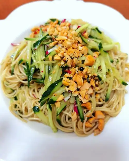 夏日开胃凉拌面做法食材:碱面,黄瓜,樱桃萝卜;配料