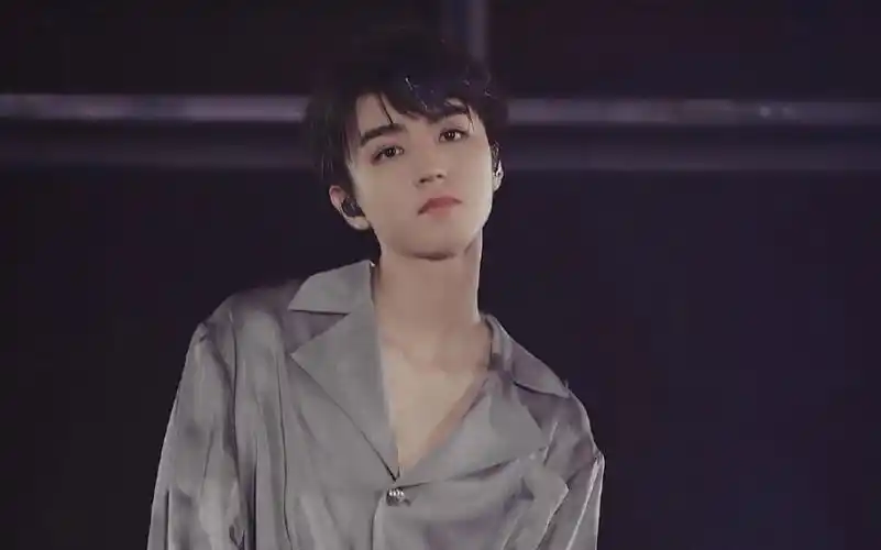 【王俊凯】《love with you》露肩锁骨杀 六周年的小俊好幼!