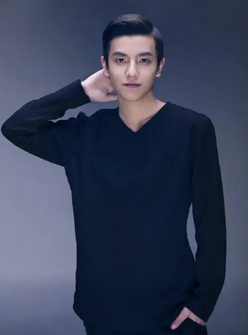 男生三七分长鬓角露额头发型图片温文尔雅