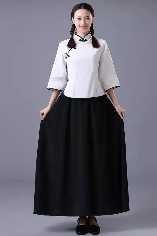 在哪个时候这种带有战争时代印记的校服就逐渐被淘汰了,在70,80年代的