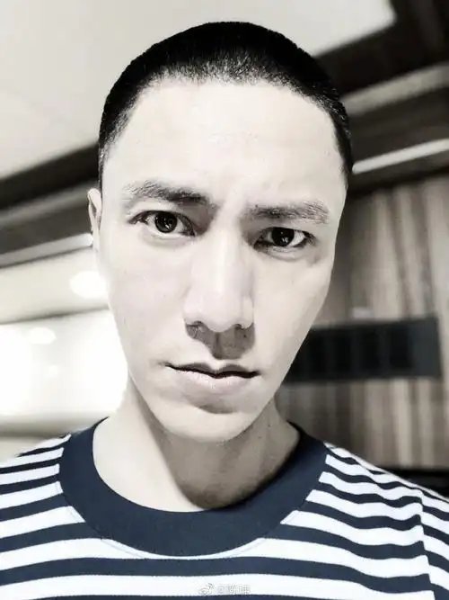 陈坤寸头自拍照##陈坤晒寸头照