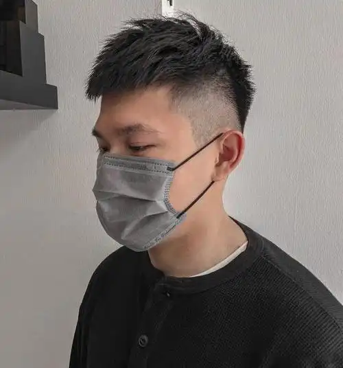 二,小飞机头发型,充满个性但丝毫不夸张