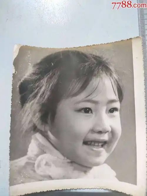 小女孩留影老照片