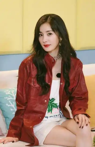 和化妆的功劳,明星们颜值都很高,所以很多人不知道杨幂到底长什么样子