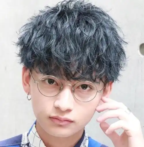 日系纹理烫短发正流行 时髦洋气打造男神魅力_男生烫发 - 美发站