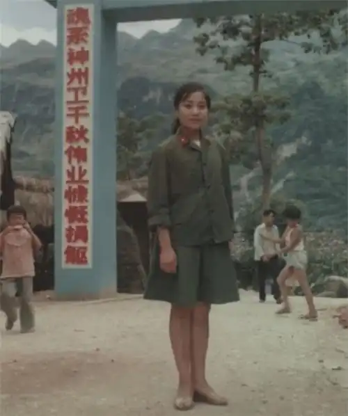 1986年,老山战场《死吻》照女兵张茹,走遍9省找寻烈士家人