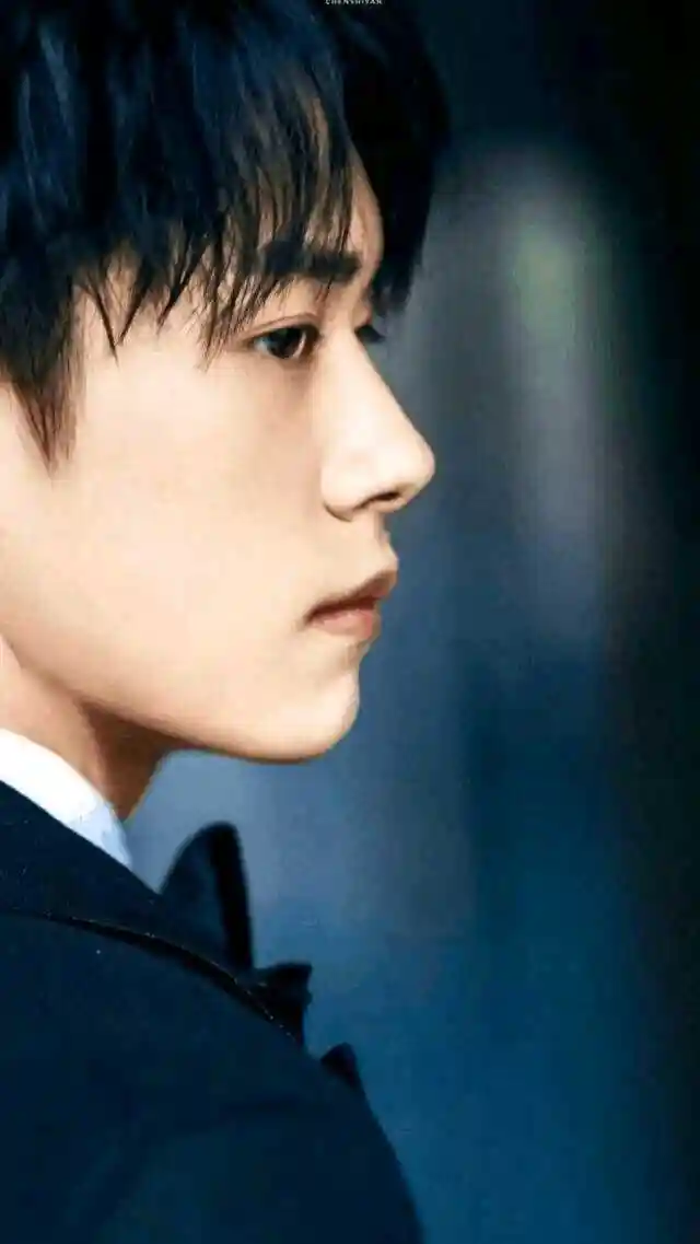 易烊千玺的这些照片,看上去完全是两个人