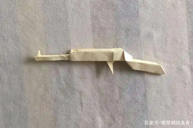 折纸:折一把帅气的机关枪,小朋友们一定会爱不释手的哦!
