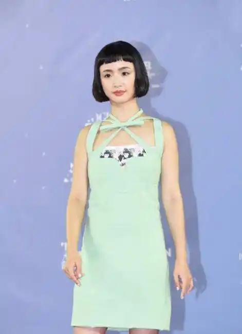 原创林依晨亮相台北时装周薄荷绿短裙配蘑菇头偶像剧女王风格大变