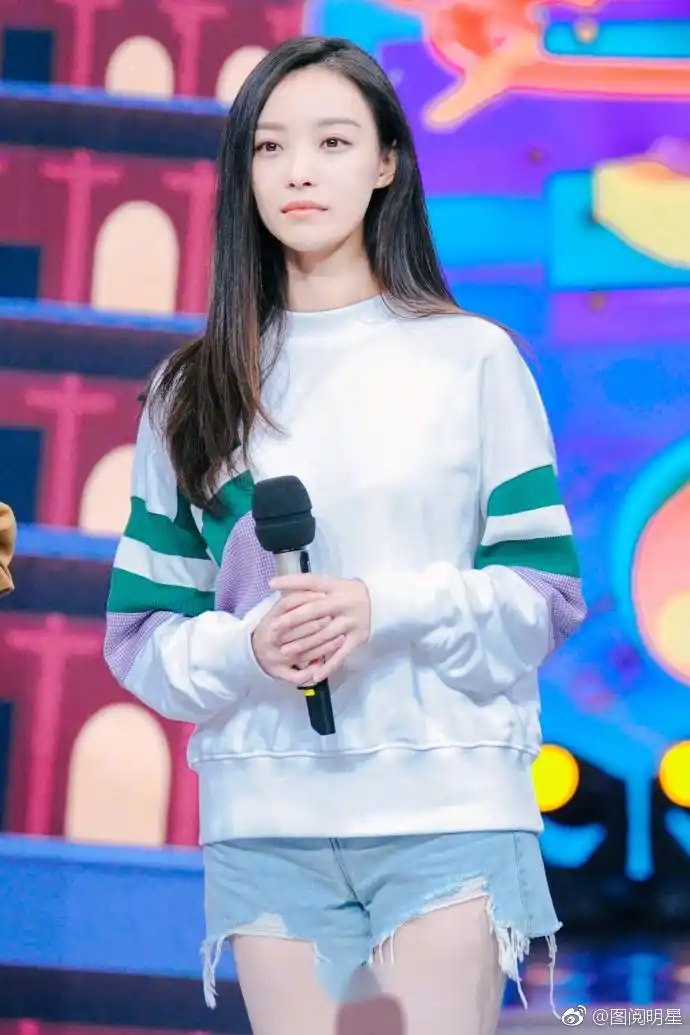 倪妮亮相《快乐大本营》,最潮的夏秋换季甜美look,卖家秀的示范!