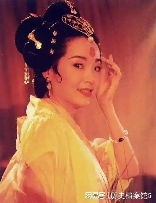 恬妞在1994年的《天师钟馗》中扮演杨玉环的旧照!