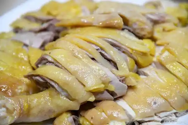 广东白切鸡是一道著名的美食,它以其肉嫩味鲜而闻名于世