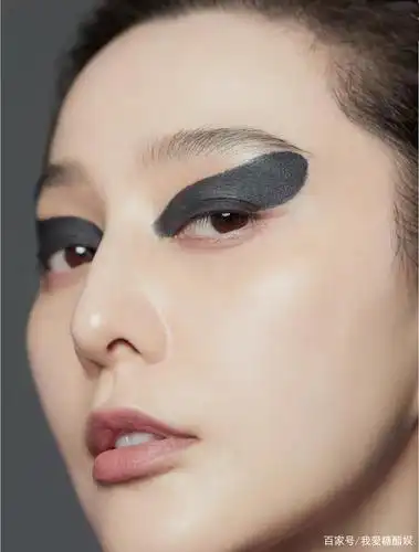 范冰冰晒最新写真,深色眼妆造型太夸张,粉丝却大赞好看有高级感