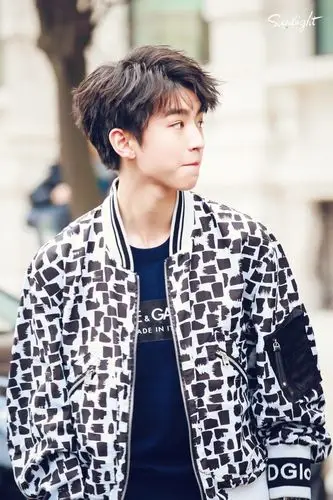 2018tfboys王俊凯米兰上班_高清图片大全-爱豆app