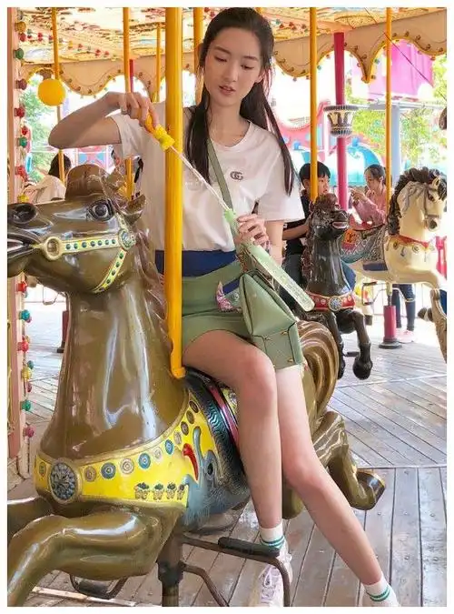 她和陈学冬"青梅竹马",18岁成李易峰"女友",甜美范十足!