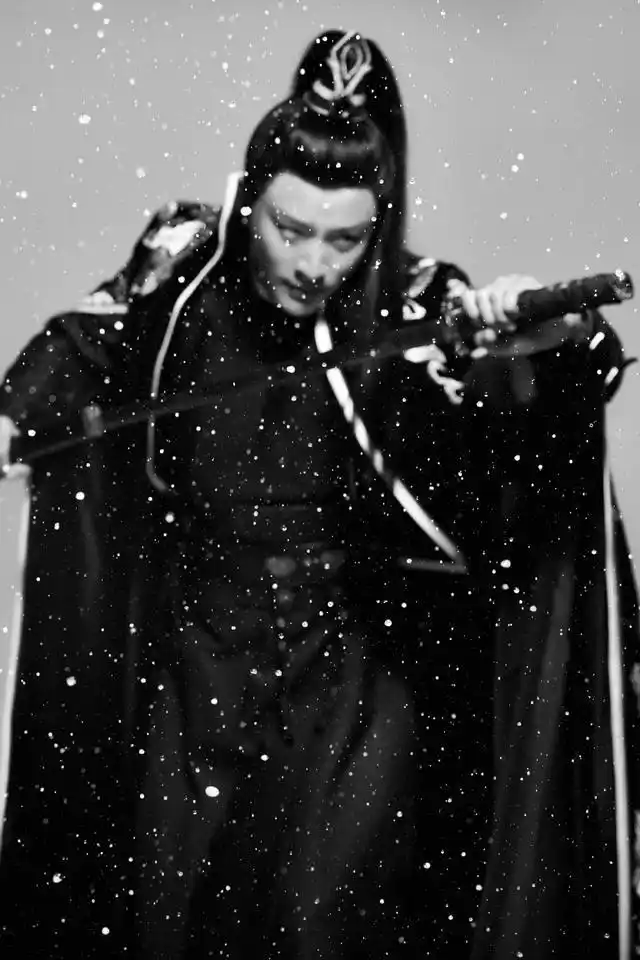 贾乃亮新造型引泪奔身穿古装手拿宝剑太潇洒李小璐真是太亏了