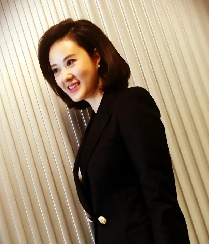 秦方:从重庆走出的央视美女主持人,男友在雾中迷路了