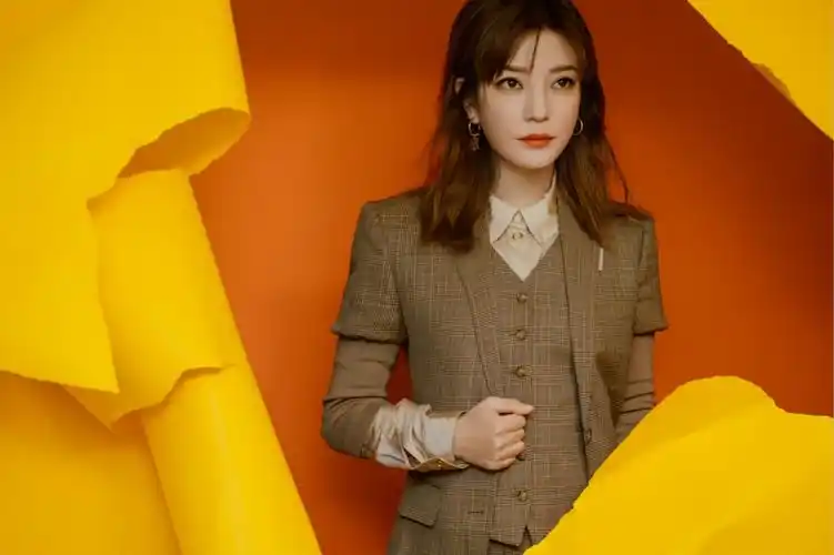 赵薇亮相电影发布会严肃喜剧两只老虎引期待