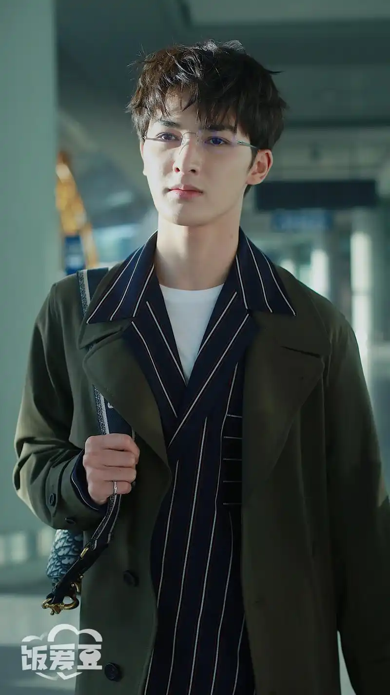 190312朱正廷北京出发, 朱正廷戴眼镜的样子也太令人心动了,气质好