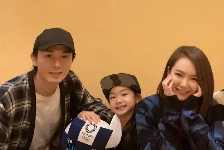 戚薇和李承铉带女儿出行被偶遇 lucky穿牛仔短裤超有范_照片_网友