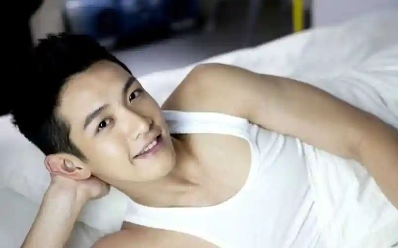 柯震东这款阳光短碎发造型非常清爽时尚的,有活力,黑色的短发,头顶用