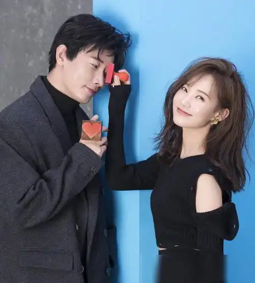 罗晋李一桐合体撒糖,贴脸拥抱动作亲密,已婚人士还是注意点吧!