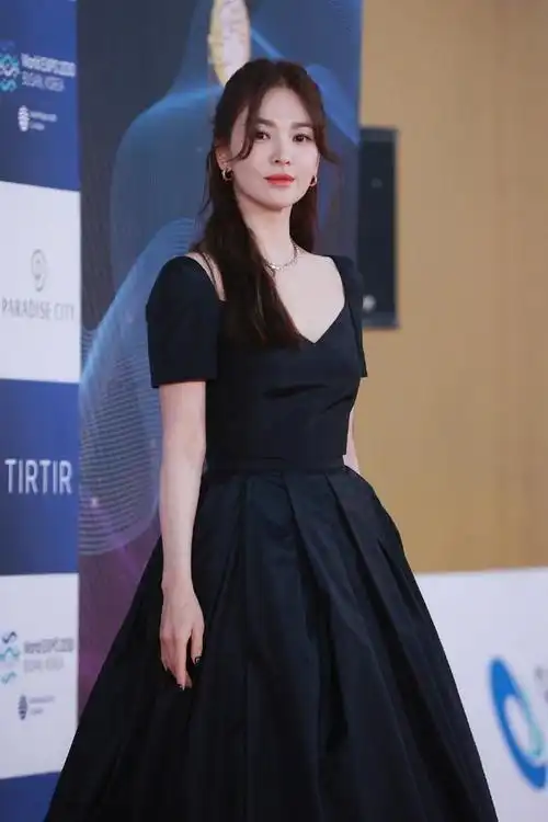 42岁宋慧乔再获青龙奖,穿黑色礼服裙出席红毯,网友:太惊艳了