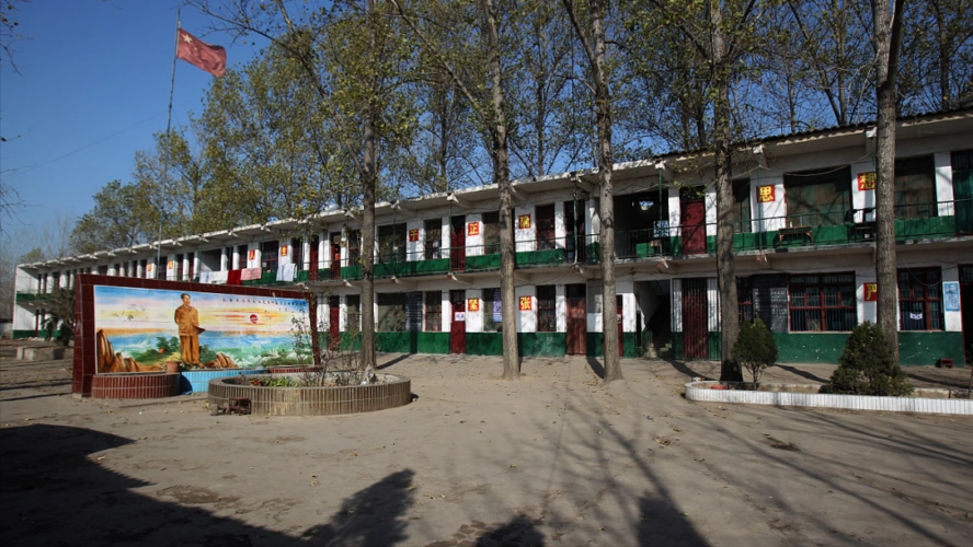 "颓废"的乡村教育上世纪80,90年代,大多数乡村学校还没有教学楼,大都